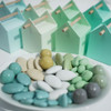 Boîtes à dragées dans un bel assortiment de bleu et de verts, c'est très frais et doux; dragées, chocolats et délicatesses assortis, pour un baptême, une communion ou autre fête de famille