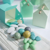 Boîtes à dragées dans un bel assortiment de bleu et de verts, c'est très frais et doux; dragées, chocolats et délicatesses assortis, pour un baptême, une communion ou autre fête de famille