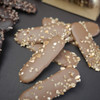 chocolat au lait (70%) au coeur de caramel salé très fondant, et éclats de noisettes grillées : douceur irrésistible, comme un câlin