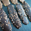 70 % de chocolat noir 70 % de cacao, 20% de caramel au beurre salé qui fond dans la bouche et du grué de cacao (éclats de fève de cacao torréfiées, qui apportent du croquant et une légère amertume) 70 % de chocolat noir 70 % de cacao, 20% de caramel au beurre salé qui fond dans la bouche et du grué de cacao (éclats de fève de cacao torréfiées, qui apportent du croquant et une légère amertume)