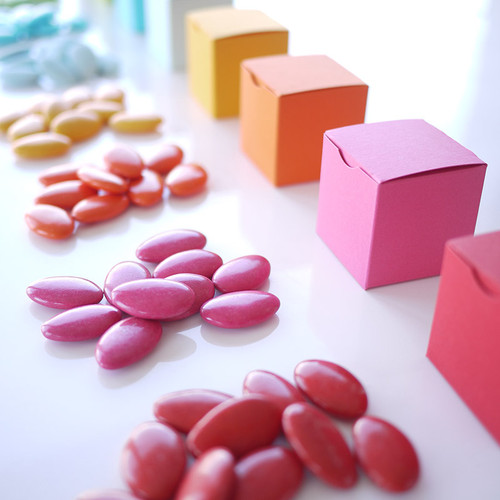 Boîte à dragées Cube en papiers couleur et dragées couleur