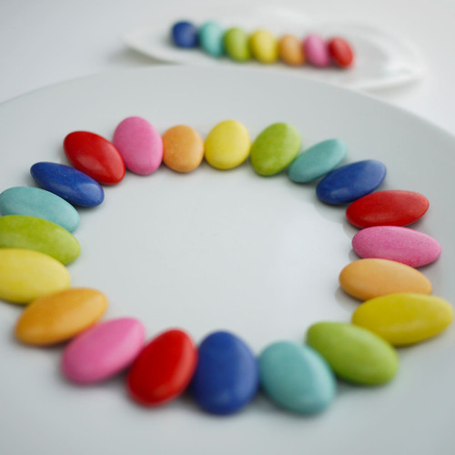 dragées au chocolat noir (70%) aux couleurs joyeuses de l'arc en ciel