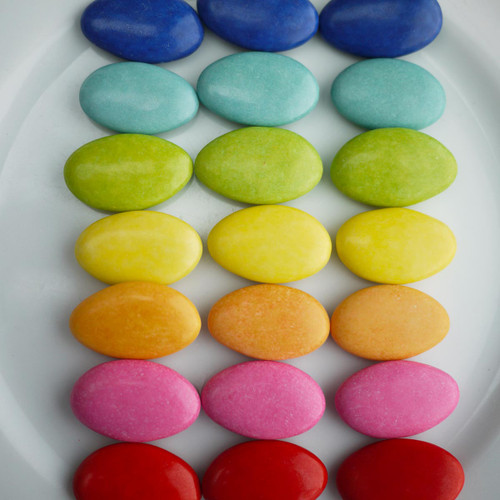 dragées au chocolat noir (70%) aux couleurs joyeuses de l'arc en ciel