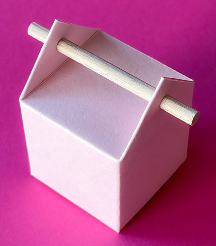 Boite et contenant à dragées couleur rose pâle.