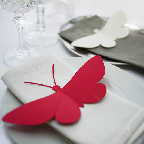 Papillon de papier aux ailes allongées, très gracieux avec ses deux antennes, à poser dans une assiette ou sur la table