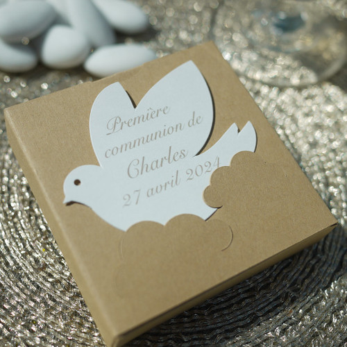 Boîtes à dragées Communion  à la colombe personnalisée. Ici, boîte kraft.
