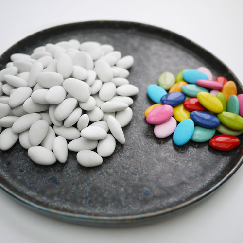 300g de dragées amande blanches au goût légèrement vanillé, et 100g de dragées chocolat (70%) de couleurs variées