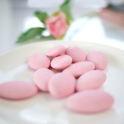 dragées chocolat (70%) couleur rose pâle mat dragées chocolat (70%) couleur rose pâle mat