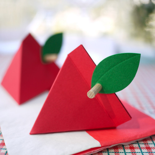 boîte à facette, pyramide berlingot, rouge, couleur traditionnelle de confirmation : pour emballer un cadeau d'invité, c'est graphique, design, moderne et vraiment sympa