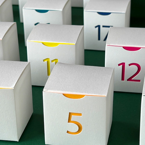 Calendrier de l'avent cubes multicolores.