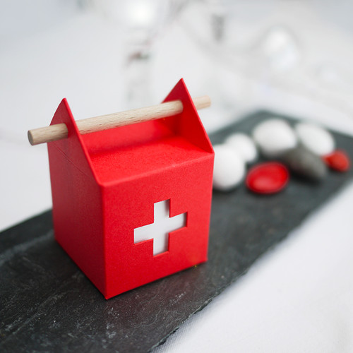 Emballage cadeau "Made in Switzerland" pour cadeau d'invité, avec ou sans dragées amande blanches ou chocolat rouges
