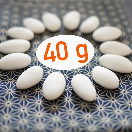 40 g de dragées amande blanches, de la Maison Pécou, fabrication "à la française" avec un enrobage plutôt fin, de sucre. 40 g de dragées amande blanches, de la Maison Pécou, fabrication "à la française" avec un enrobage plutôt fin, de sucre.