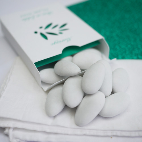 40 g de dragées amande blanches, de la Maison Pécou, fabrication "à la française" avec un enrobage plutôt fin, de sucre. Cette quantité remplit la boîte Rameau 40 g de dragées amande blanches, de la Maison Pécou, fabrication "à la française" avec un enrobage plutôt fin, de sucre. Cette quantité remplit la boîte Rameau