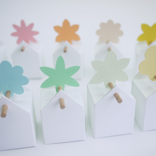 10 boîtes tourillon blanches, 10 étiquettes Fleurs variées, couleurs pastel; dragées amande ou chocolat en option, pour un baptême, un mariage, une fête de famille dans un jardin 10 boîtes tourillon blanches, 10 étiquettes Fleurs variées, couleurs pastel; dragées amande ou chocolat en option, pour un baptême, un mariage, une fête de famille dans un jardin