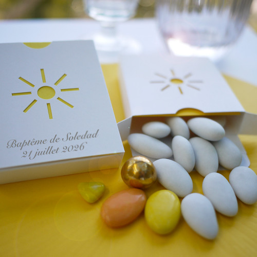 boîte à dragées motif soleil pour baptême ou mariage d'été, dragées amande blanches ou dragées/confiseries chocolat assorties