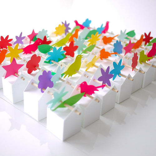 boîtes à dragées avec étiquettes aux formes et aux couleurs variées, assortiment joyeux (fleurs, feuilles, oiseaux, pommes, nuages, étoiles), option dragées amande blanches et dragées chocolat assorties