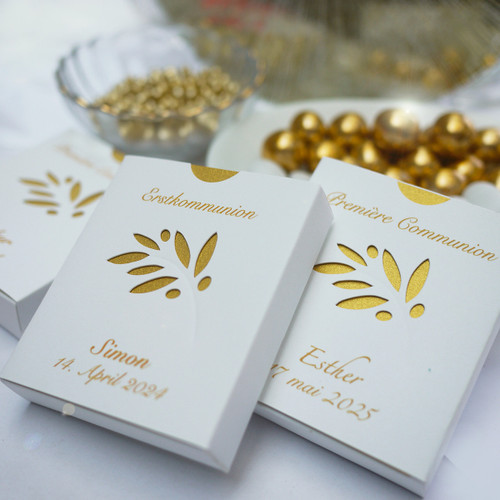 Boîte à dragées au rameau d'olivier, personnalisée avec le prénom et la date ou autre information de votre choix. Cadeau d'invité idéal pour une communion. Ici encart or irisé.