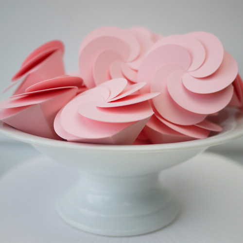 Boîte à dragées en forme de fleur, couleur pastel au choix : jaune pâle, vert tilleul, vert d'eau, rose pâle, rose moyen, pêche blanche, ivoire, abricot, bleu doux, bleu gris, mauve