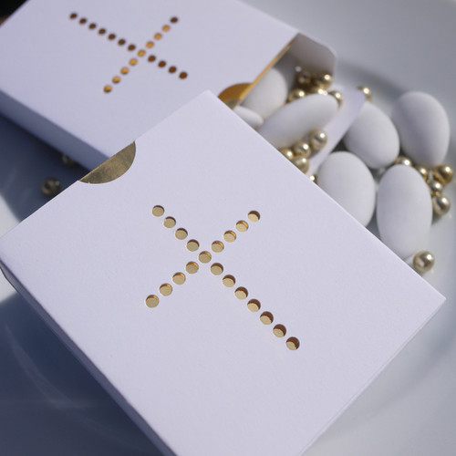 Boîte à dragées, motif de croix catholique, avec 40 grammes de dragées amande et billes de sucre dorées