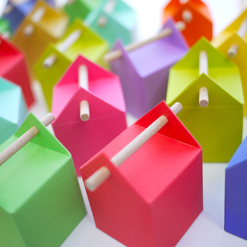 Boîtes à dragées Tourillon, devenu un incontournable des fêtes de familles. Peut contenir entre 30 et 40 g de dragées, finitions intérieures à choisir;