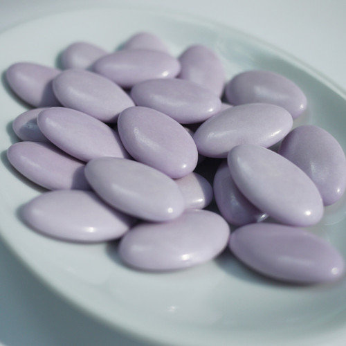 dragées chocolat noir, de couleur mauve lilas vernie