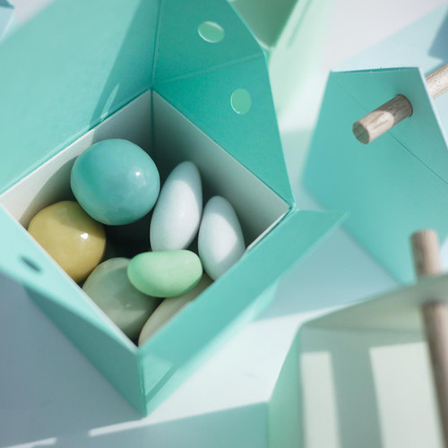 Boîtes à dragées dans un bel assortiment de bleu et de verts, c'est très frais et doux; dragées, chocolats et délicatesses assortis, pour un baptême, une communion ou autre fête de famille Boîtes à dragées dans un bel assortiment de bleu et de verts, c'est très frais et doux; dragées, chocolats et délicatesses assortis, pour un baptême, une communion ou autre fête de famille