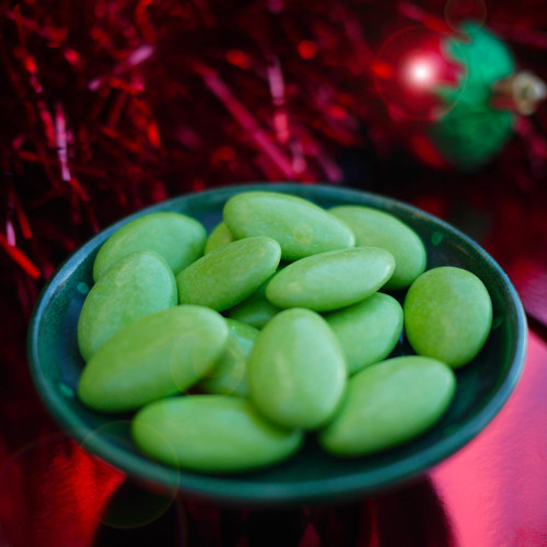 dragées chocolat noir extrafin (70% cacao) pour accompagner les doux moments de vos fêtes d'hiver, ici vert vif