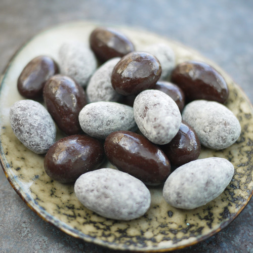 amanduo, délicieuses amandes grillées enrobées de chocolat noir amanduo, délicieuses amandes grillées enrobées de chocolat noir