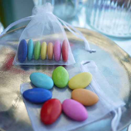 Pochon - ballotin Organza blanc transparent, rempli de dragées chocolat noir aux couleurs de l'arc-en-ciel