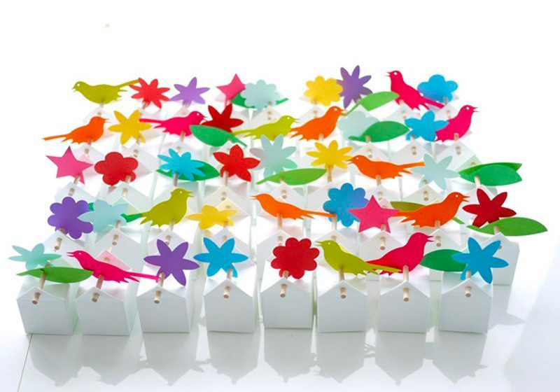 boîtes à dragées avec étiquettes aux formes et aux couleurs variées, assortiment joyeux (fleurs, feuilles, oiseaux, pommes, nuages, étoiles), option dragées amande blanches et dragées chocolat assorties