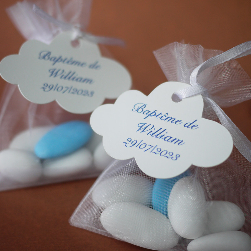 Découpe de Nuage imprimé avec votre texte, couleur de l'encre à choisir. Pour ce modèle, le trou est en haut pour permettre à vos ruban et ficelle de le suspendre au pochon, au sachet.