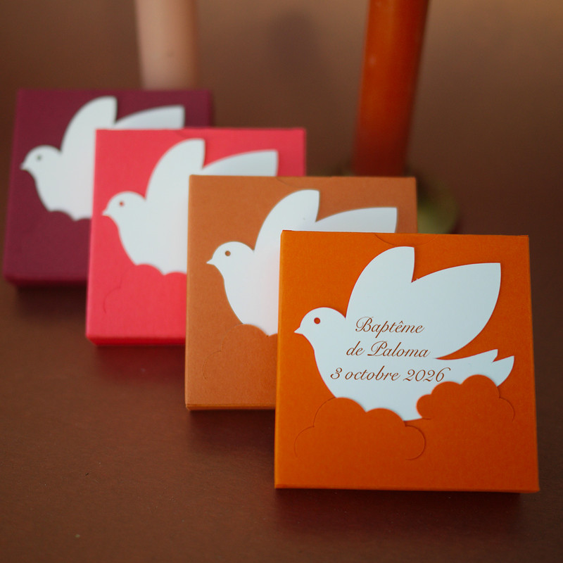 Boîte à dragées avec colombe personnalisée pour baptême ou confirmation ou autre cérémonie religieuse: ici orange, cognac, corail et aubergine