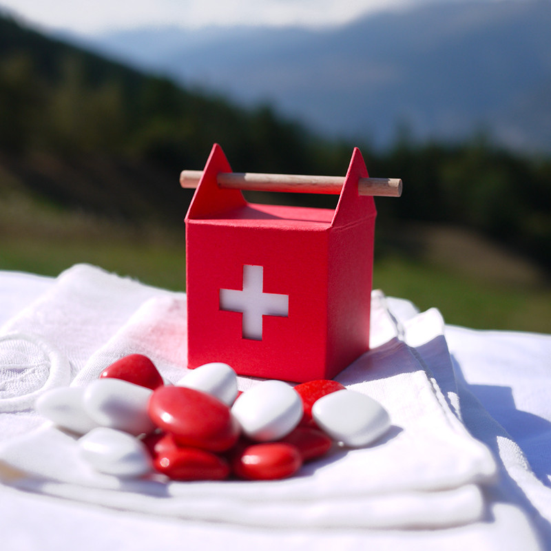 Emballage cadeau "Made in Switzerland" pour cadeau d'invité, avec ou sans dragées amande blanches ou chocolat rouges
