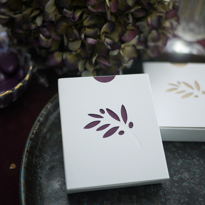 Ici, prune. Boîte Rameau d'olivier, contenant à dragées pour fête d'automne, mariage, baptême, cérémonie - et leurs dragées assorties. Cadeau d'invité de circonstance.