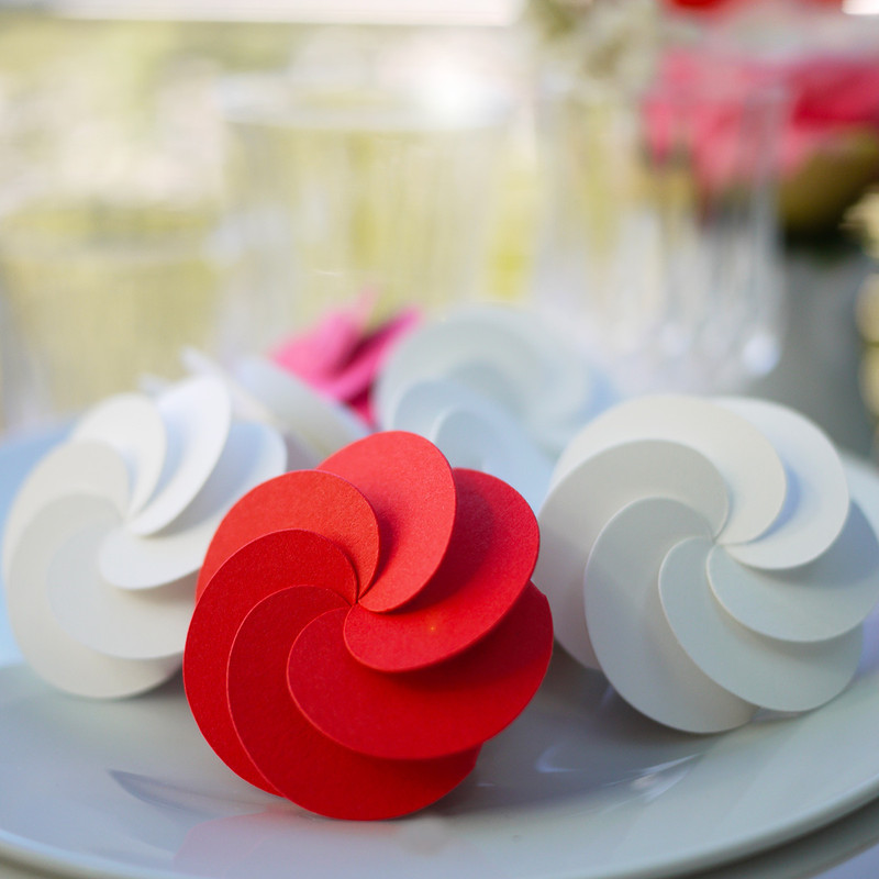 Boîte à dragées en forme de Fleur, pour un baptême, une communion , un mariage, un anniversaire... Ici rouge et blanc