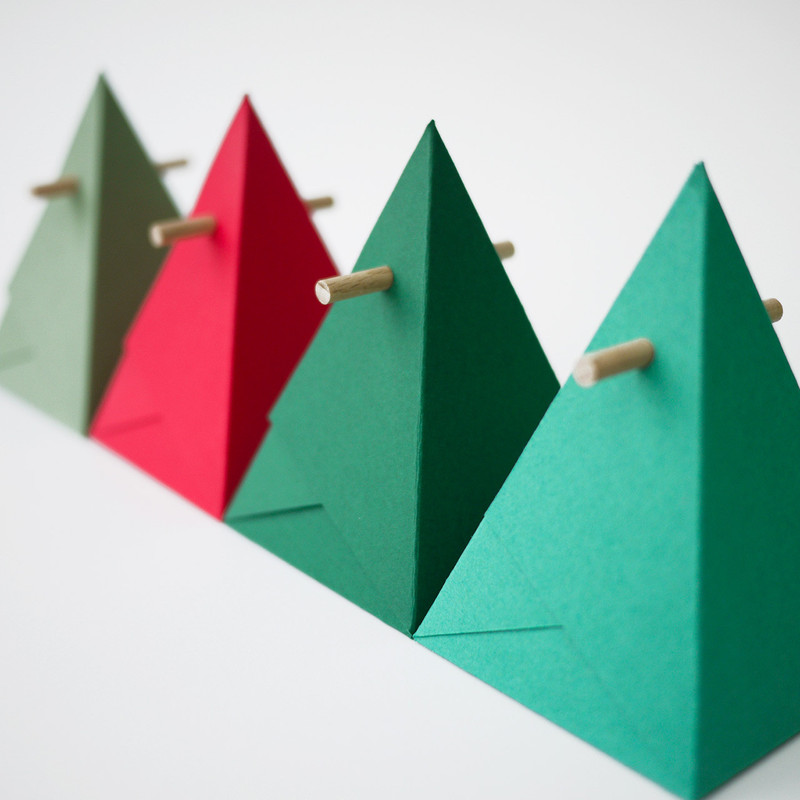 Boîte pyramidale, aux belles proportions évoquant un sapin des montagnes. Se ferme grâce à son petit tourillon de bois