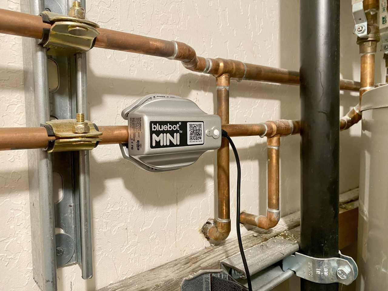 Bluebot Mini installed on a 3/4" horizontal copper pipe Bluebot Mini installed on a 3/4" horizontal copper pipe