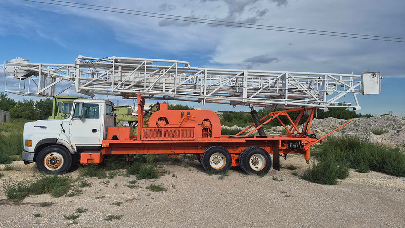 1996 Ford AeroMax L-9000 Truck-Mounted Workover Rig – Runs & Drives – 491,659 Miles