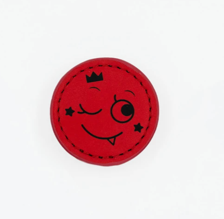 Cheeky Monster Badge till Konny Collar – One Size / Red