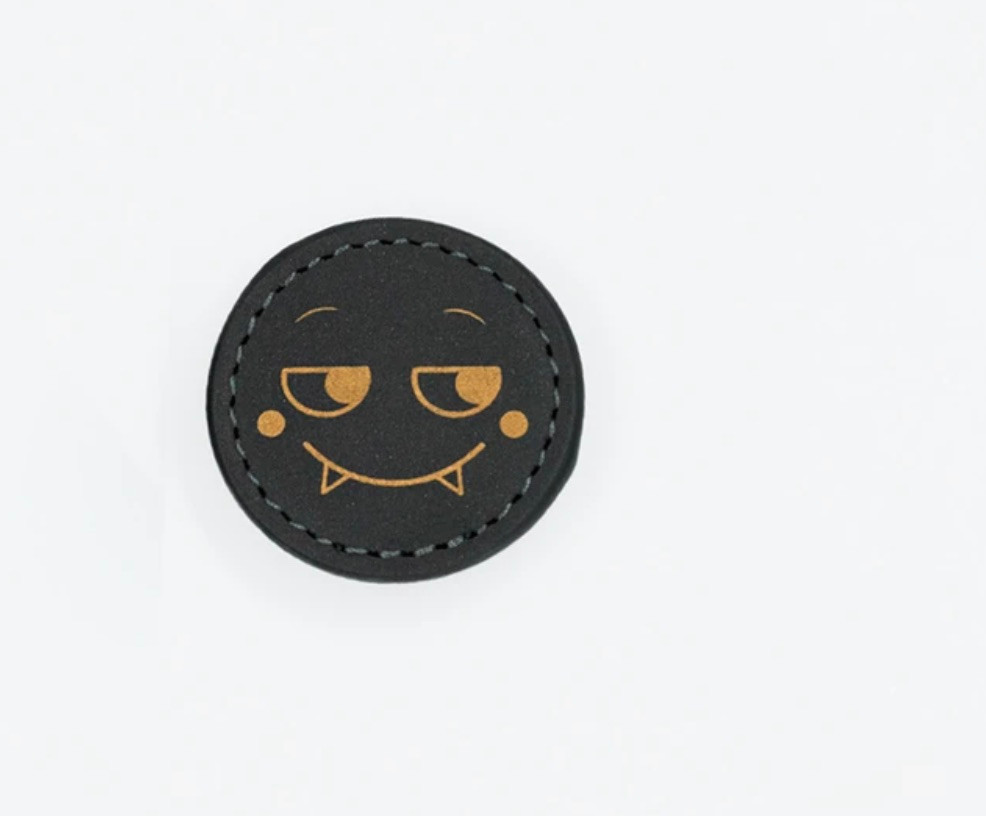 Chill Monster Badge till Konny Collar – Black