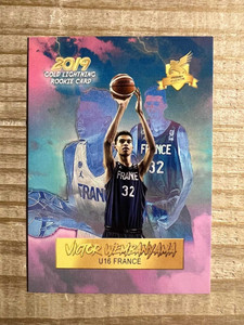 Victor Wembanyama 2019 Gold Lightning U16 France Rookie Basketball Card - Pink/Blue Variant X584-AiK9r6UcaKO7