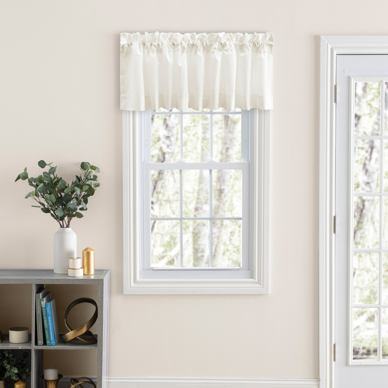 What Is a Tailored Valance Curtain?