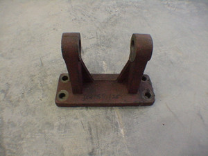 Upper hitch for rocker bracket