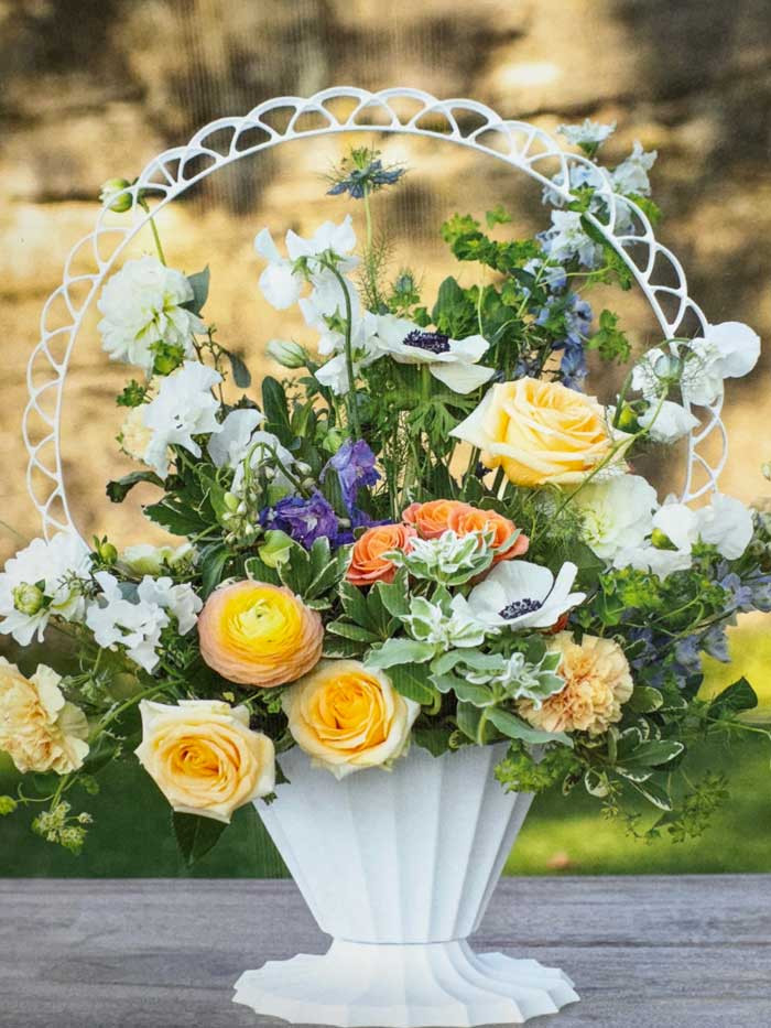 Elegant pedestal arrangement for guest check in table