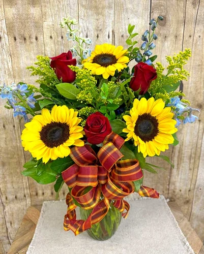 Fall roses and sunflowers flower arrangement