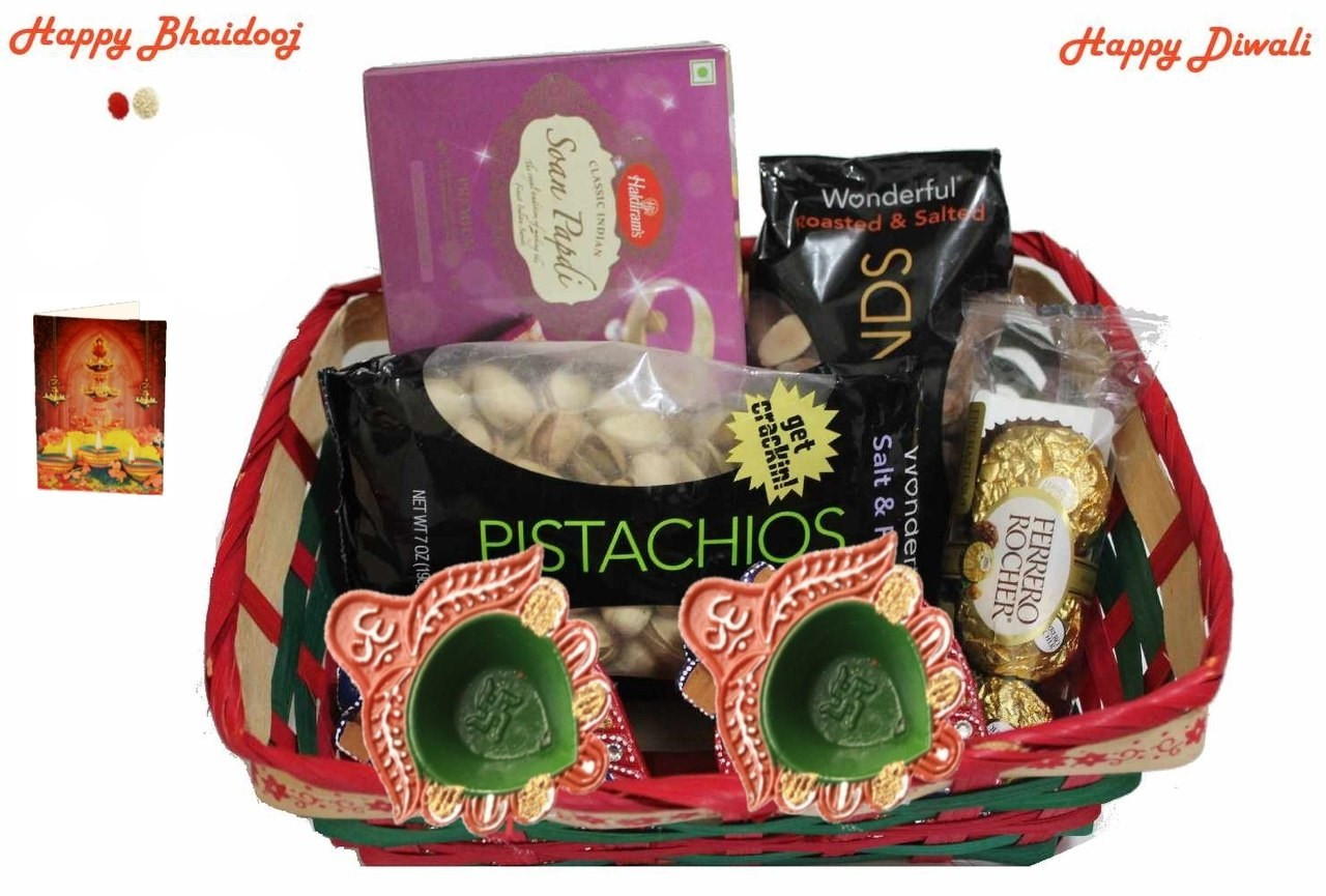 Buy or Order Ferrero Rocher & Bunch Of Chocolates Hamper Online - OyeGifts