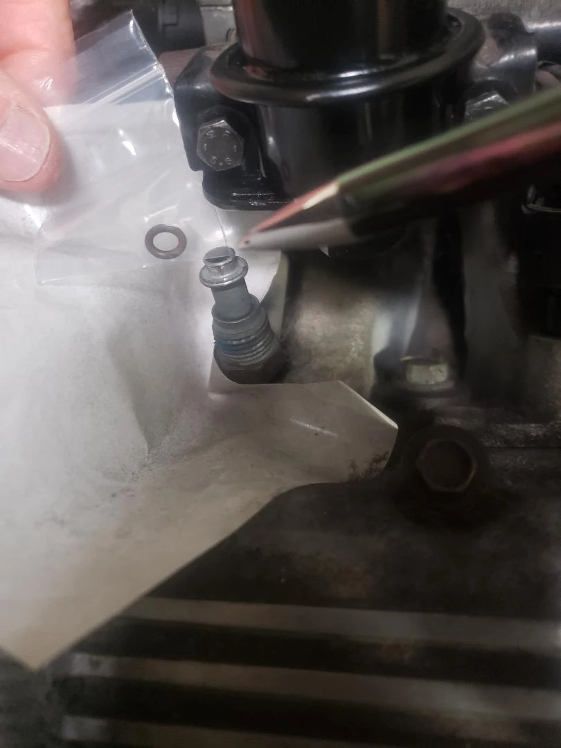 The correct polymer O-ring for the fuel rail return line is included in this fuel pressure regulator item which replaces GM # 25519368