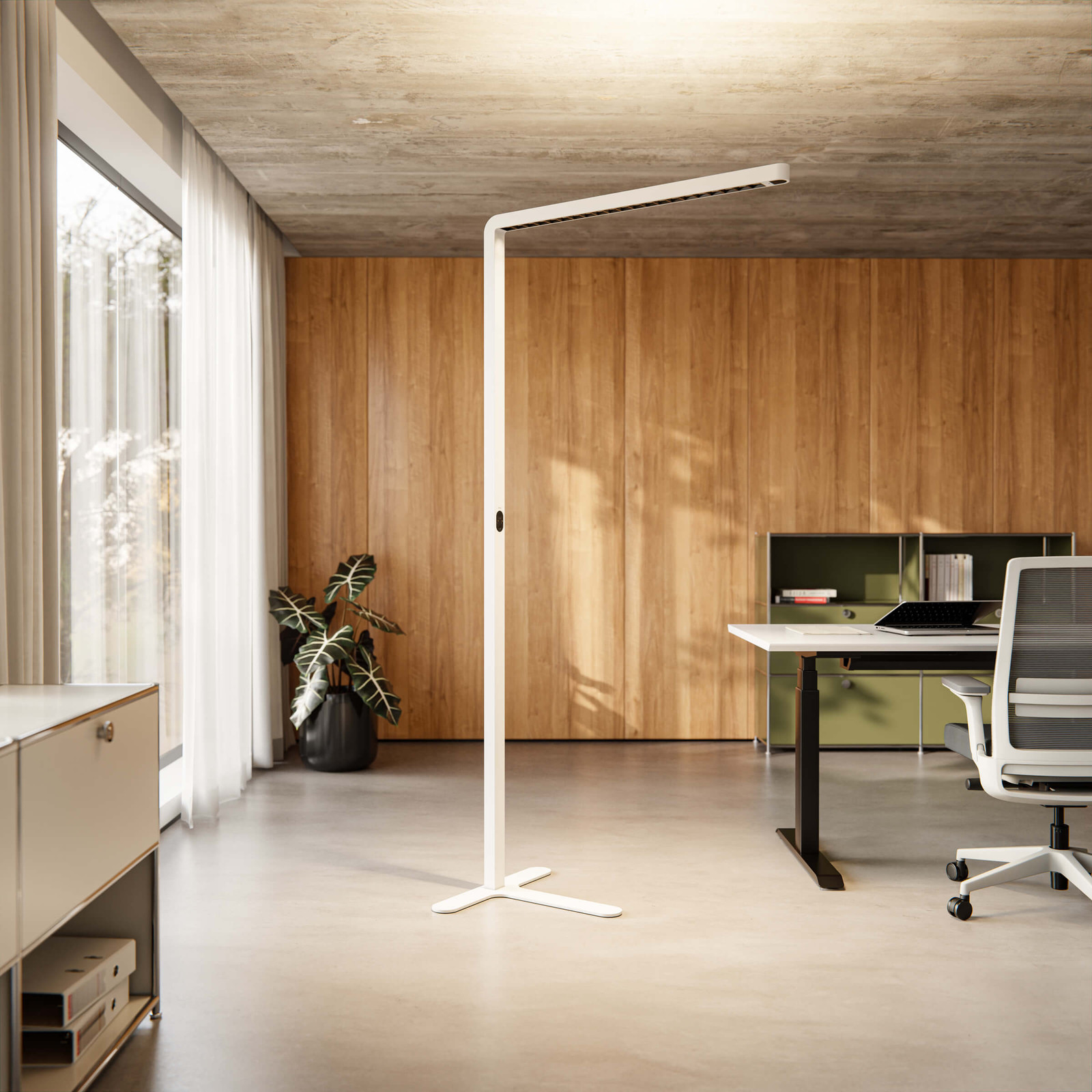 Büro-Stehlampe Lumino Pro in Weiß, in modernem Büro mit Holzverkleidung und Schreibtisch