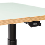 ofinto Rise Detailansicht - digitales Display mit Höhenanzeige an elektrisch höhenverstellbarem Schreibtisch mit pastellgrüner Tischplatte, schwarzem Gestell und naturfarbenem Kantenprofil