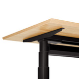 ofinto Elevate höhenverstellbarer Schreibtisch - Frontansicht mit schwarzen T-Gestell und Natur-Holztischplatte mit Kabelmanagement-System